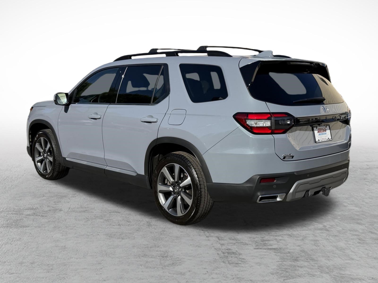 Used 2025 Honda Pilot Touring image 4