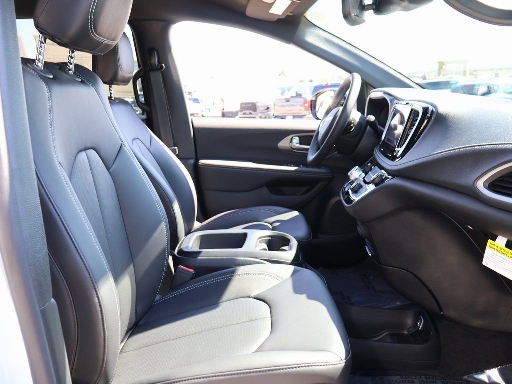 New 2026 Chrysler Pacifica Select image 9