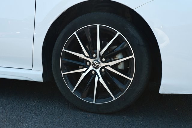 Used 2021 Toyota Camry SE w/ Convenience Package FWD image 5