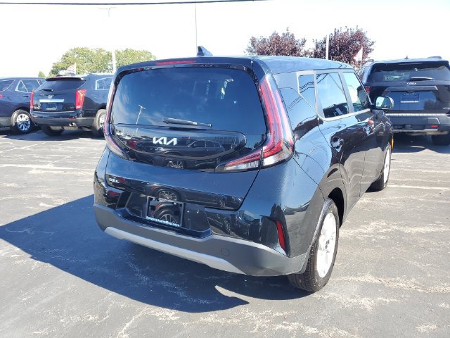 Used 2023 Kia Soul LX w/ LX Technology Package FWD image 4