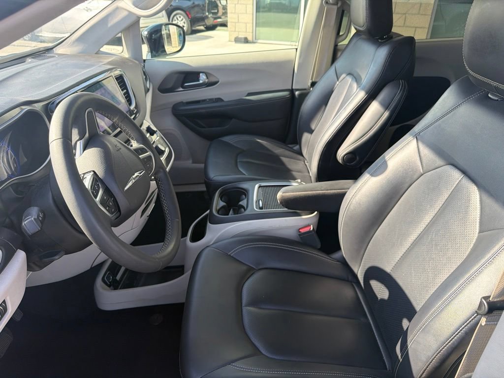 Used 2024 Chrysler Pacifica Touring-L FWD image 9