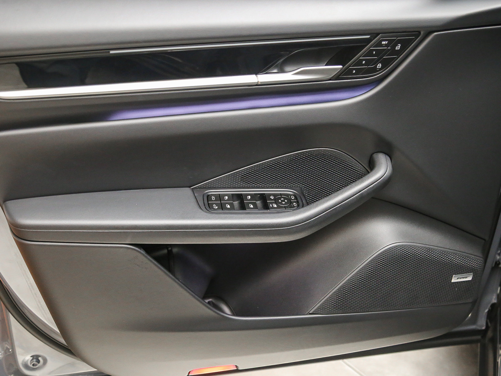 Certified 2025 Porsche Macan 4S Electric AWD/4WD image 27