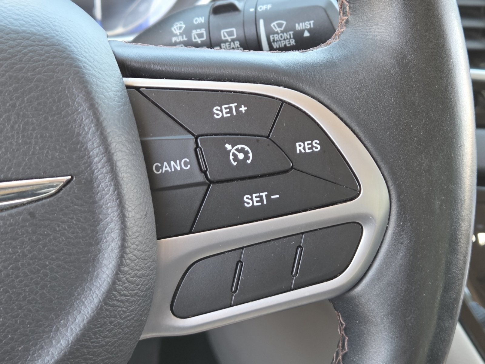 Used 2017 Chrysler Pacifica Touring-L Plus w/ Tire & Wheel Group FWD image 4