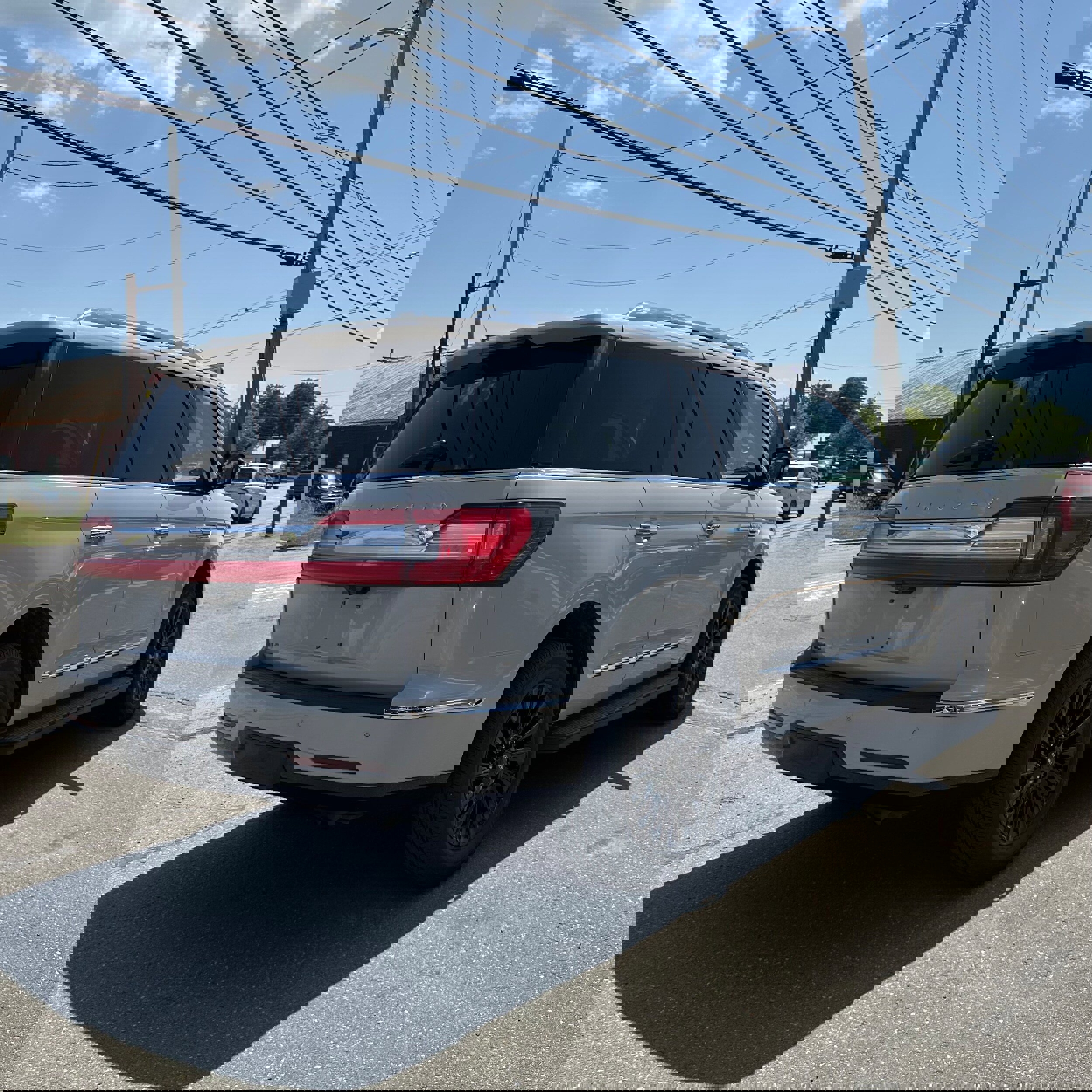 Used 2019 Lincoln Navigator Premiere image 3