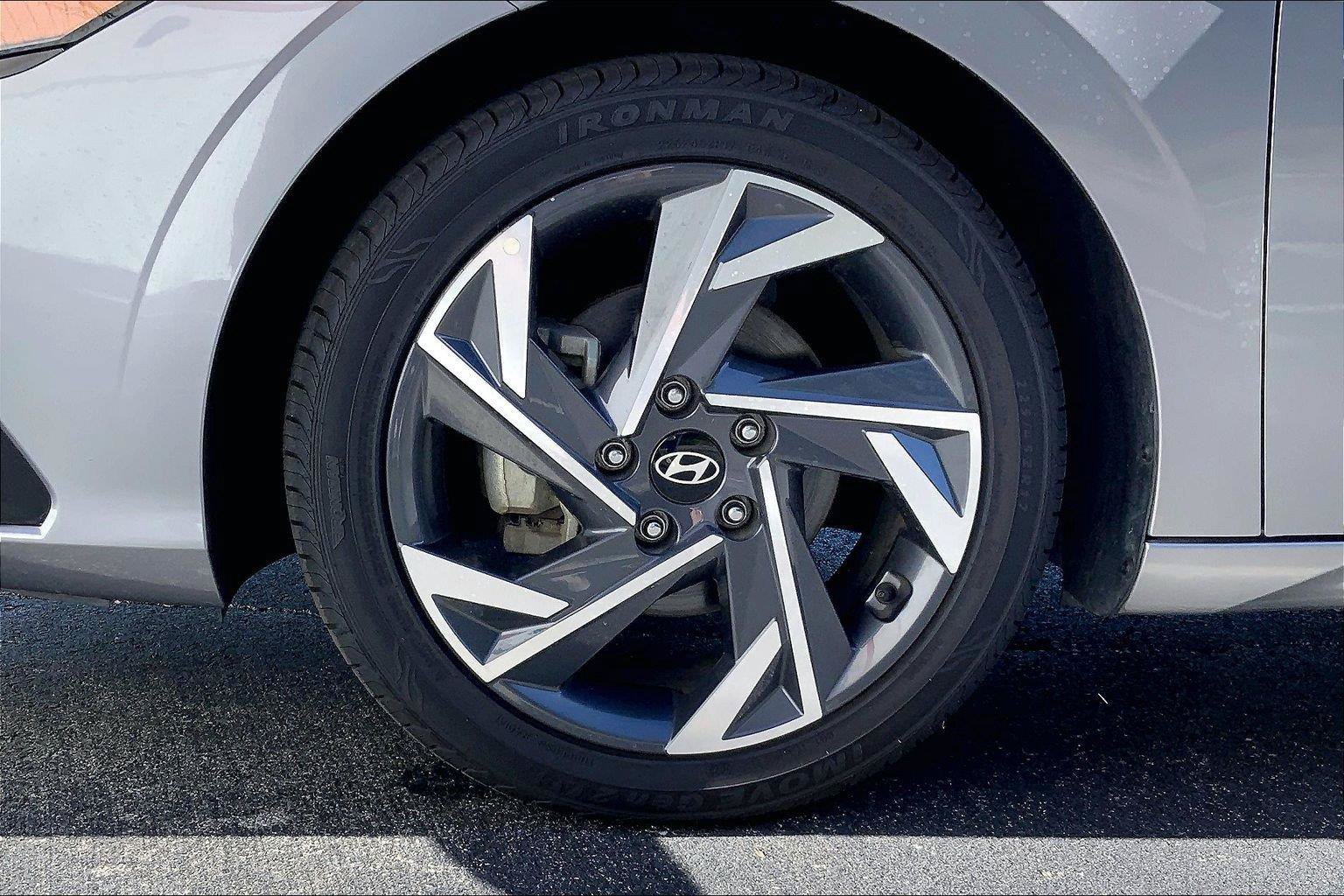Used 2025 Hyundai Elantra Limited FWD image 9