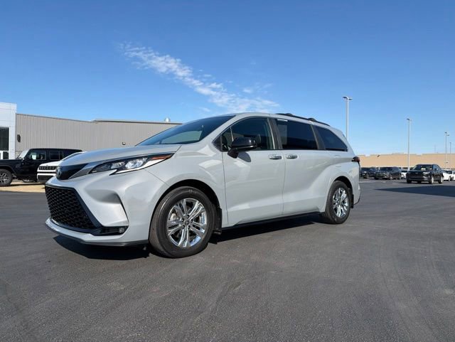 Used 2023 Toyota Sienna XSE AWD/4WD image 3