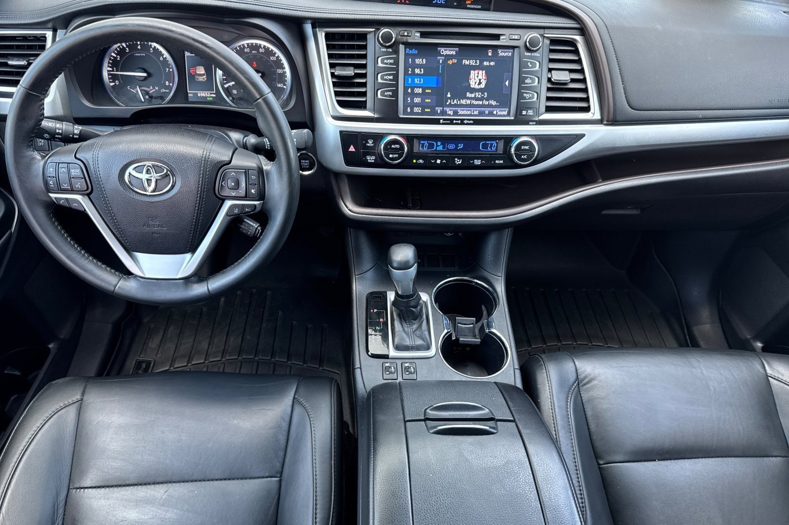 Certified 2018 Toyota Highlander XLE w/ Carpet Mat Package (TMS) image 12