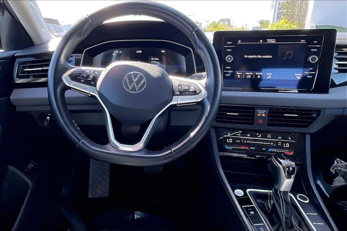 Used 2025 Volkswagen Jetta SE FWD image 5
