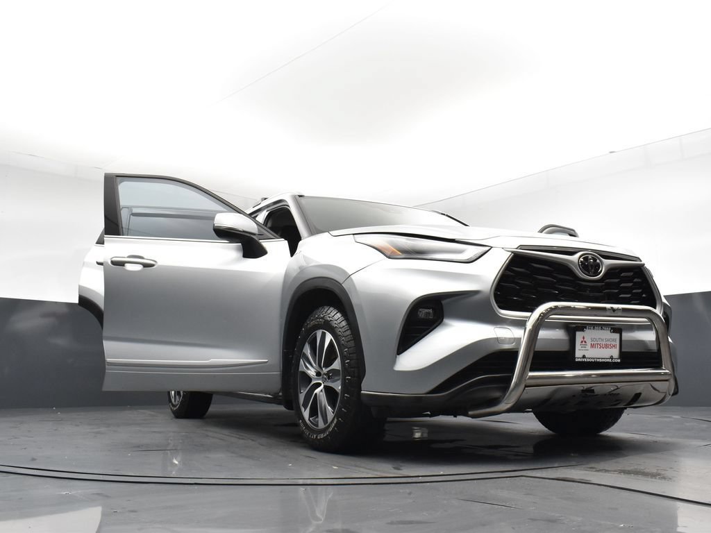 Used 2022 Toyota Highlander XLE AWD/4WD image 30