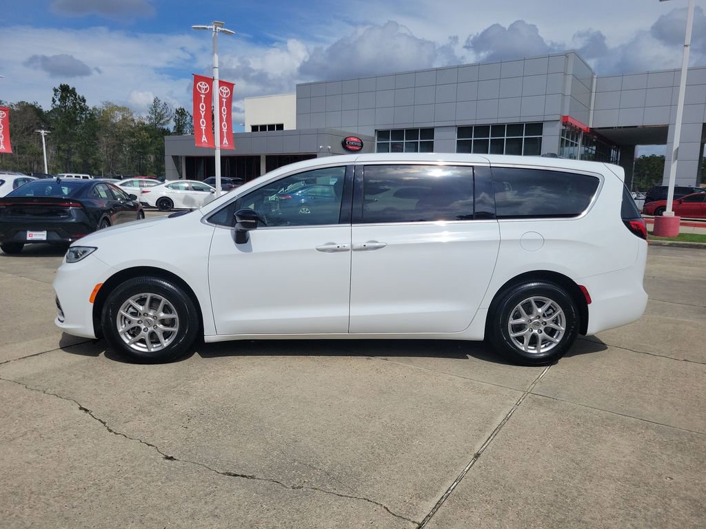 Used 2025 Chrysler Pacifica Select image 2