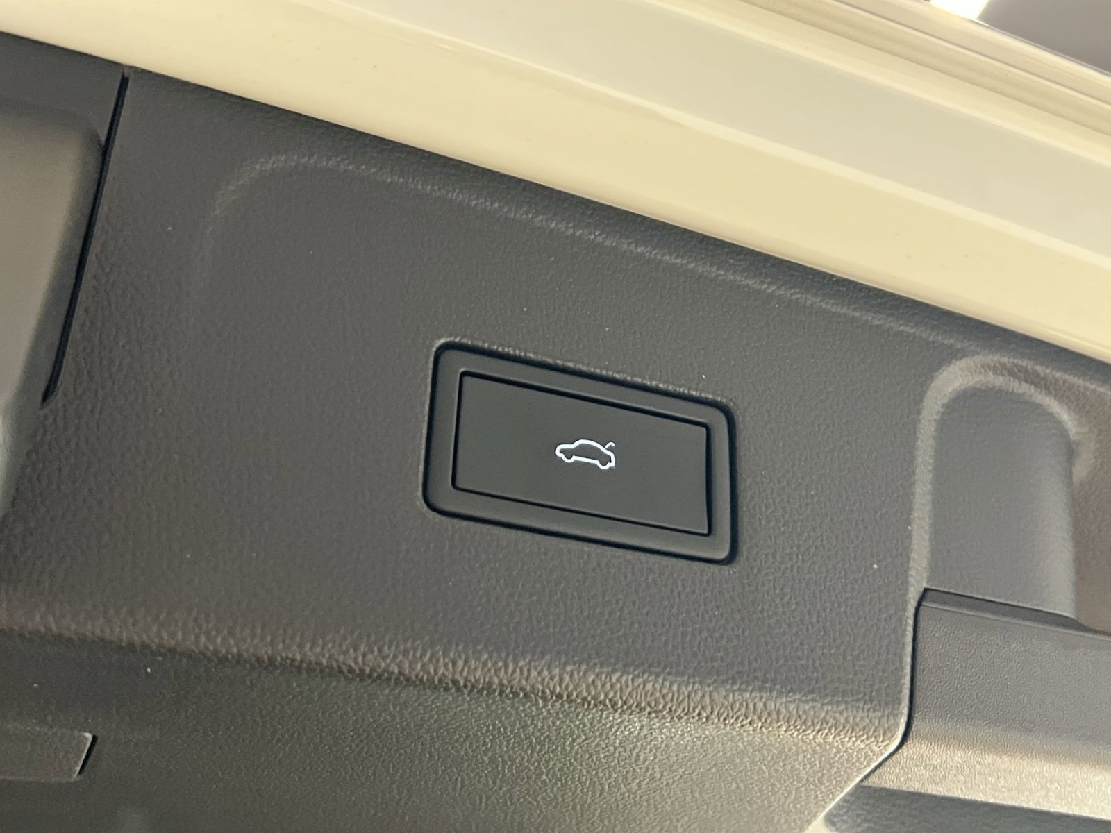 Used 2025 Volkswagen Atlas SE image 23