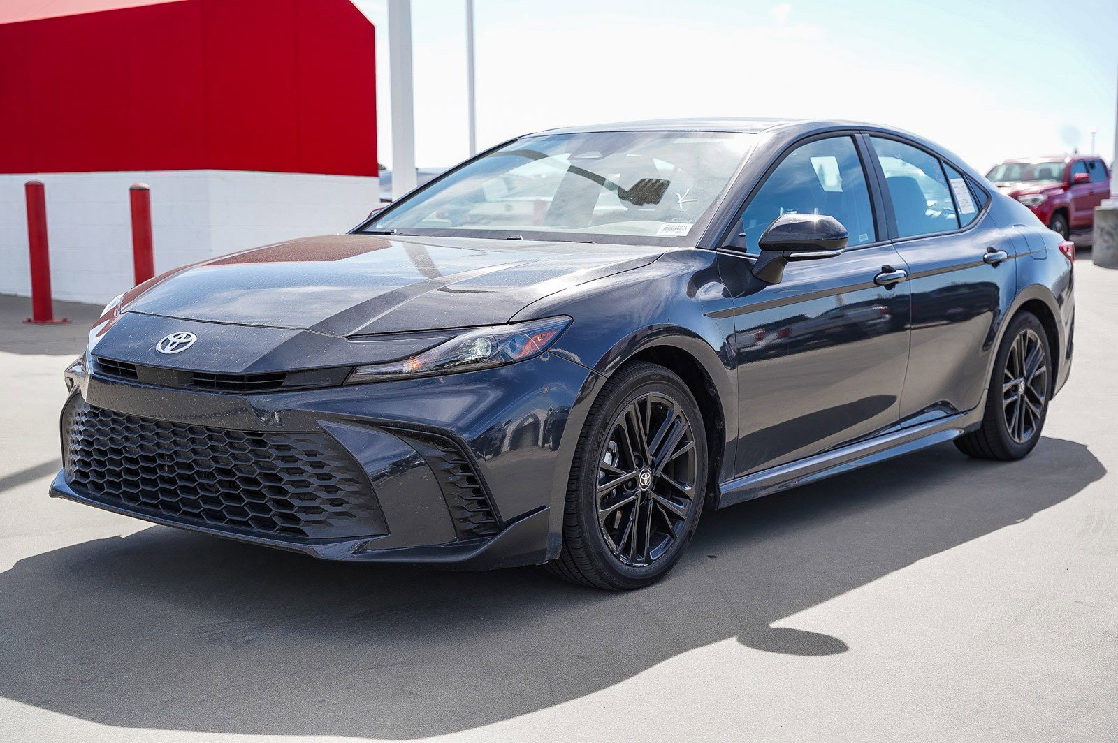 Used 2025 Toyota Camry SE image 3