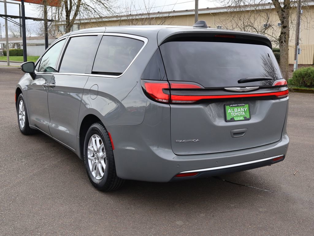 Used 2023 Chrysler Pacifica Touring-L image 4