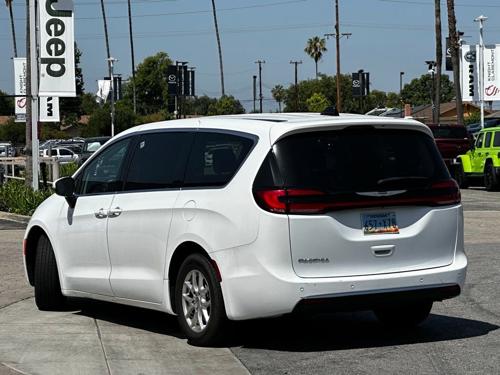Used 2023 Chrysler Pacifica Touring-L image 2