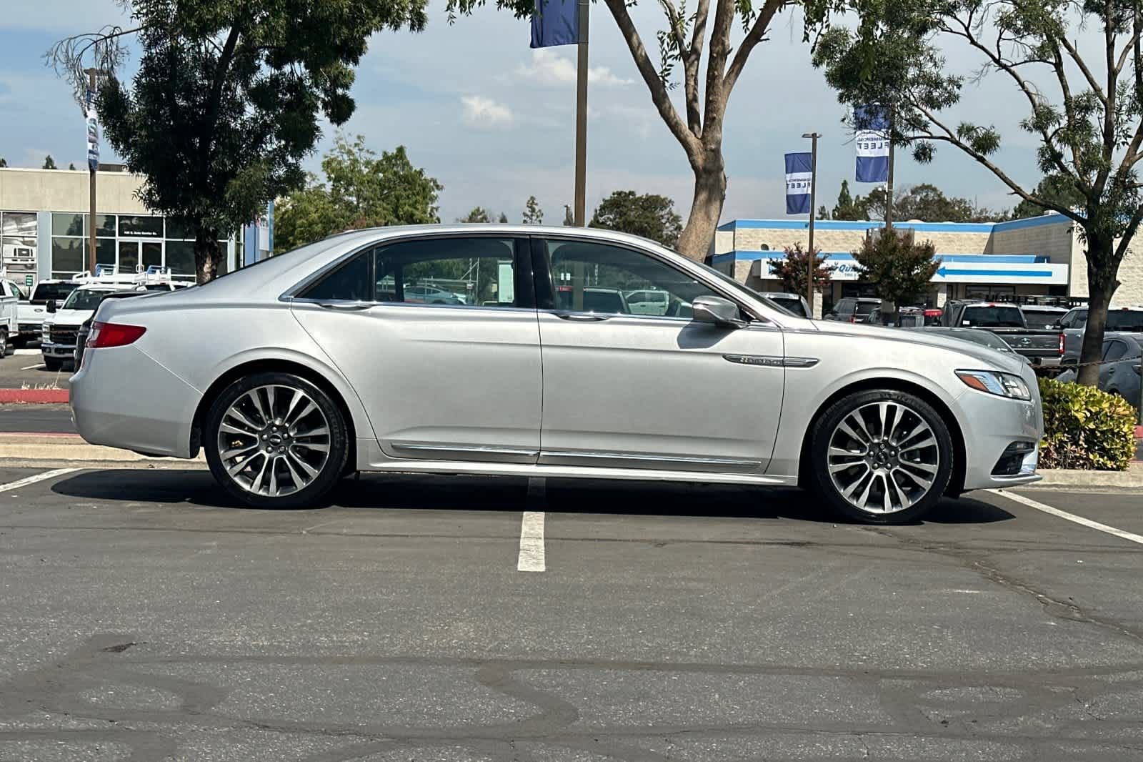 Used 2017 Lincoln Continental Select FWD image 9