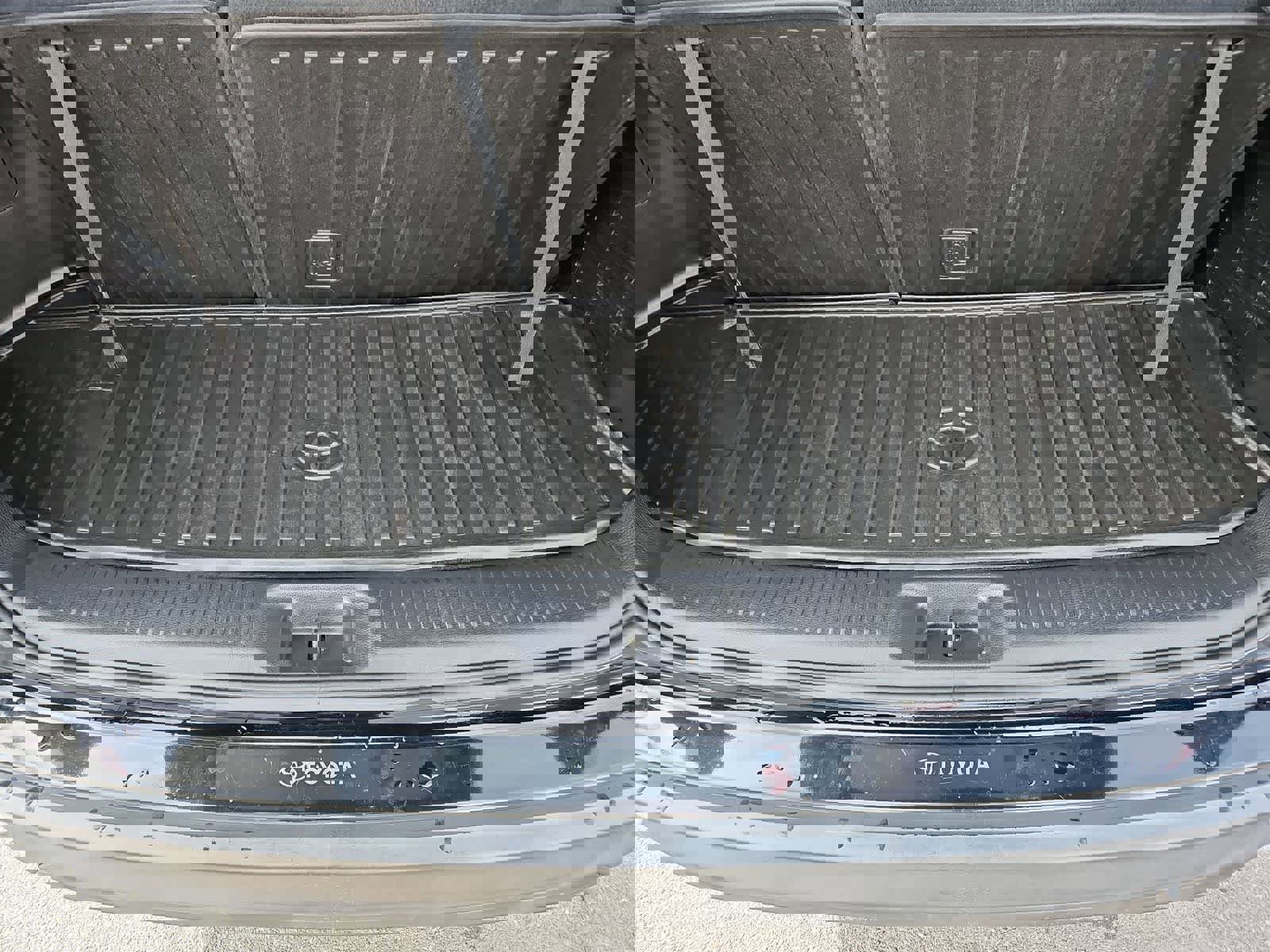 Used 2019 Toyota Highlander SE w/ Nightshade Edition image 34