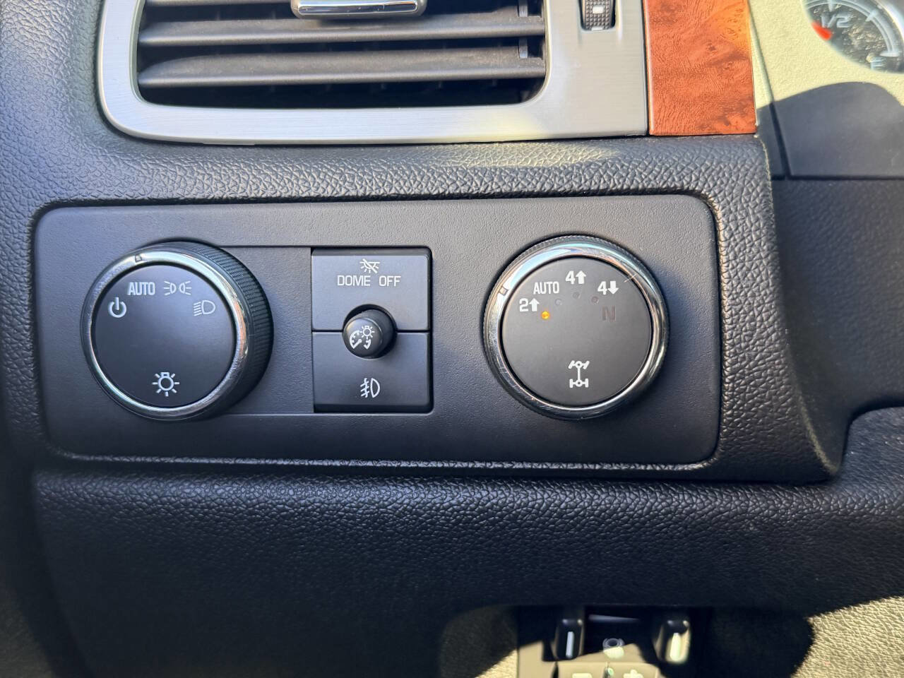 Used 2009 Chevrolet Suburban LTZ image 6