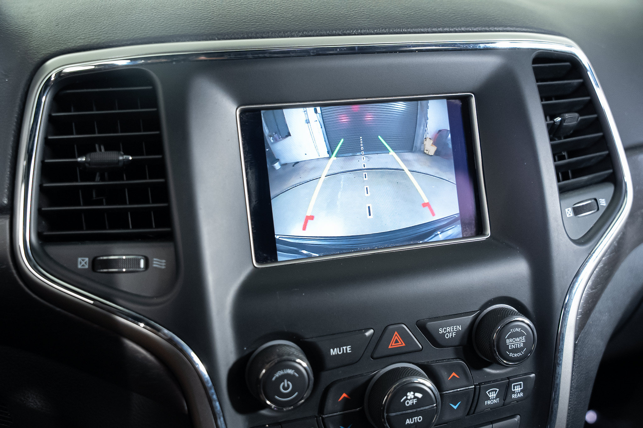 Used 2018 Jeep Grand Cherokee Laredo RWD image 34