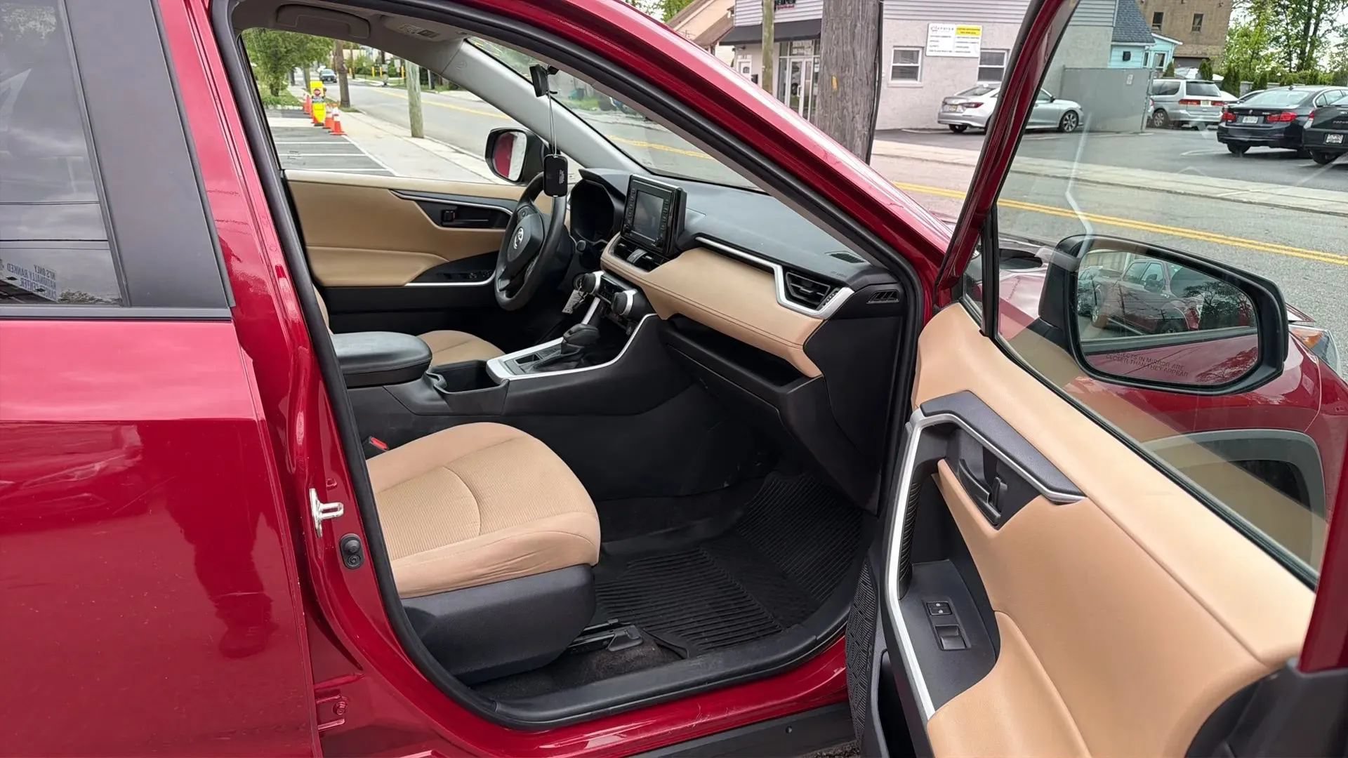 Used 2022 Toyota RAV4 LE AWD/4WD image 25