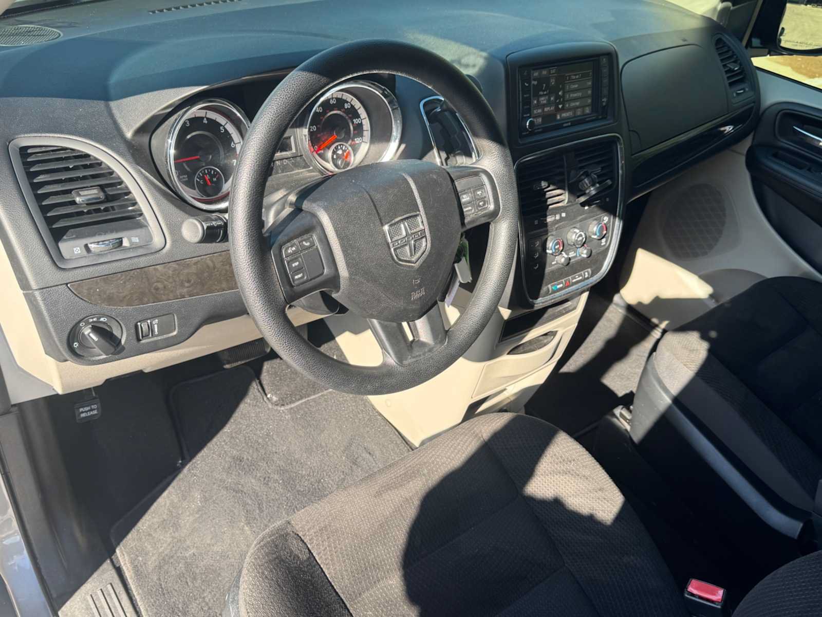 Used 2019 Dodge Grand Caravan SE w/ UConnect Hands-Free Group FWD image 7