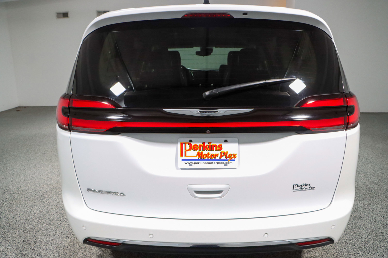 Used 2024 Chrysler Pacifica Touring-L image 8