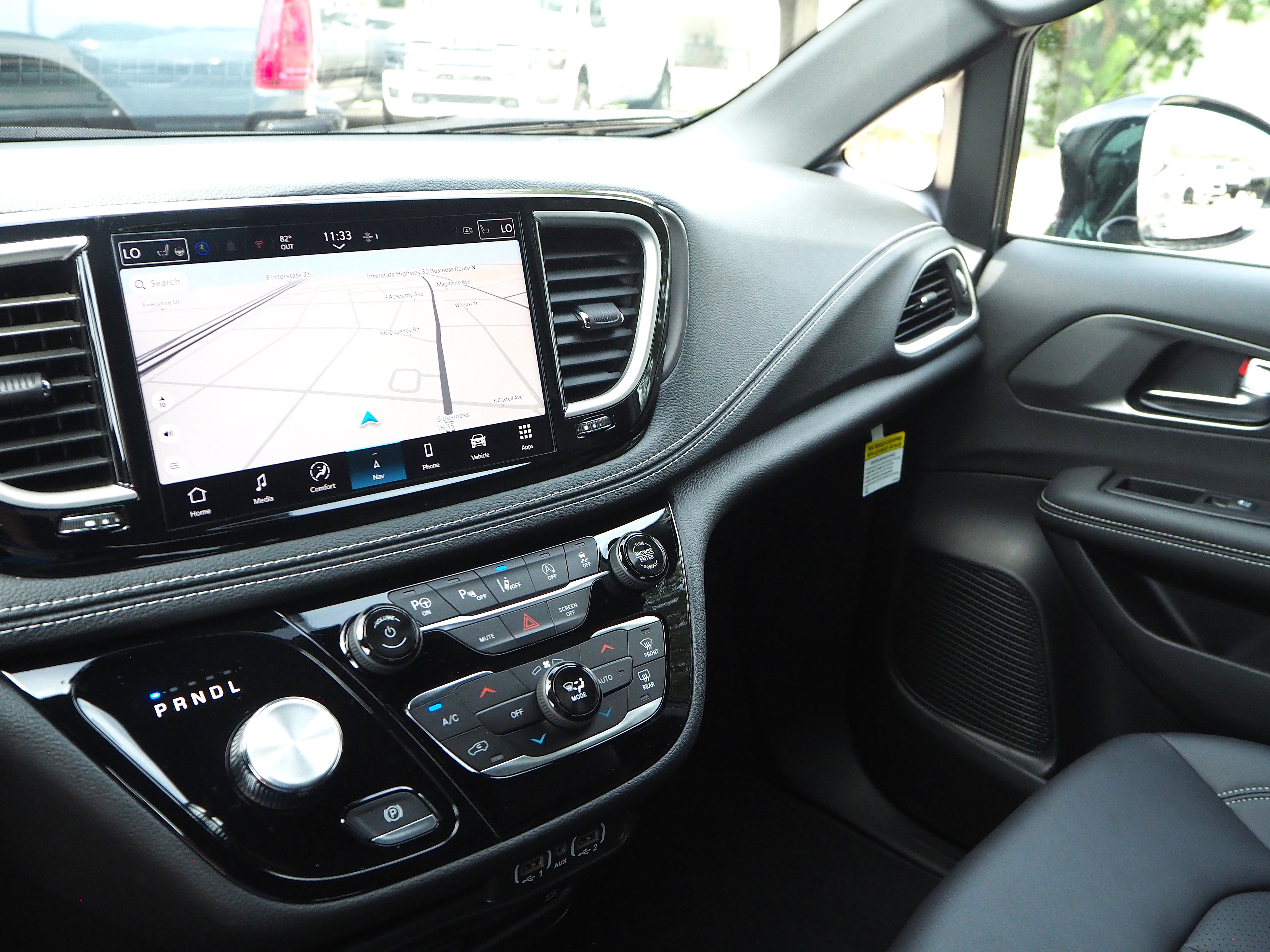 New 2025 Chrysler Pacifica Select w/ Uconnect Theater Family Group FWD image 23