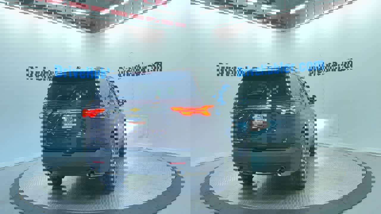 Used 2023 Chevrolet Traverse LT w/ LT Premium Package image 2