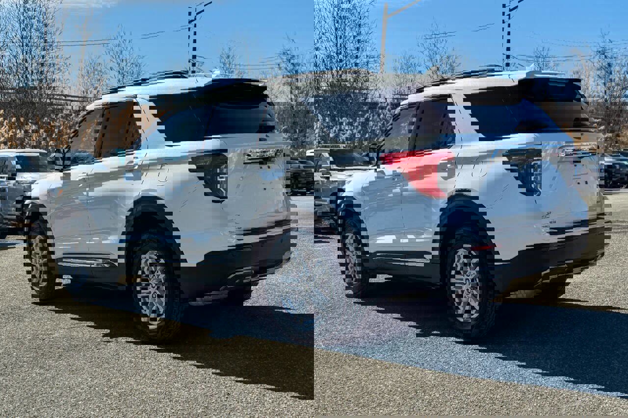 Used 2023 Ford Explorer XLT w/ Equipment Group 202A image 5