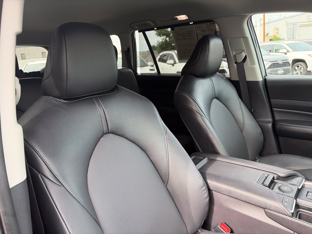 Used 2025 Toyota Grand Highlander AWD image 13