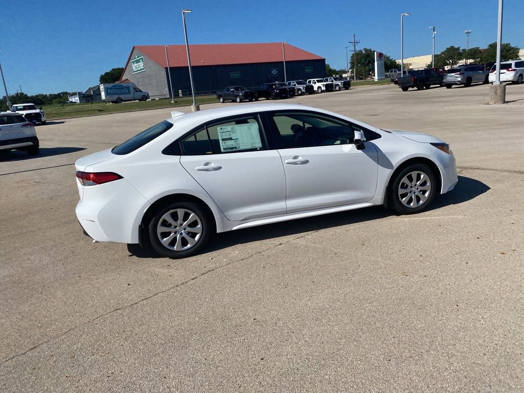 Used 2025 Toyota Corolla LE image 7