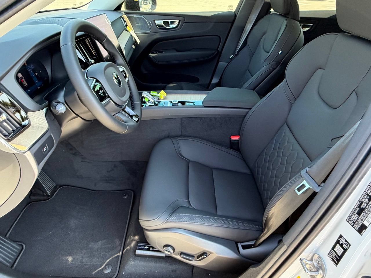 New 2027 Volvo XC60 B5 Plus AWD/4WD image 15