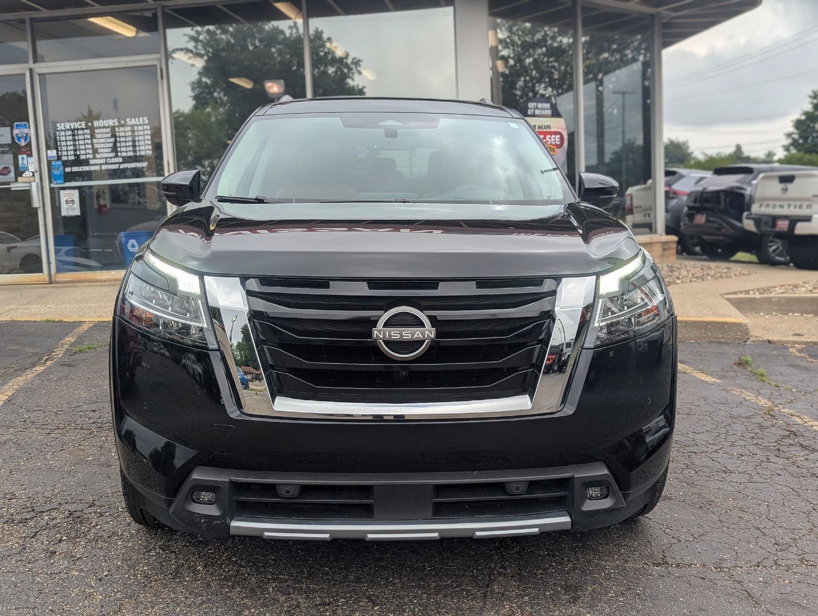Used 2023 Nissan Pathfinder Platinum w/ Cargo Package AWD/4WD image 7