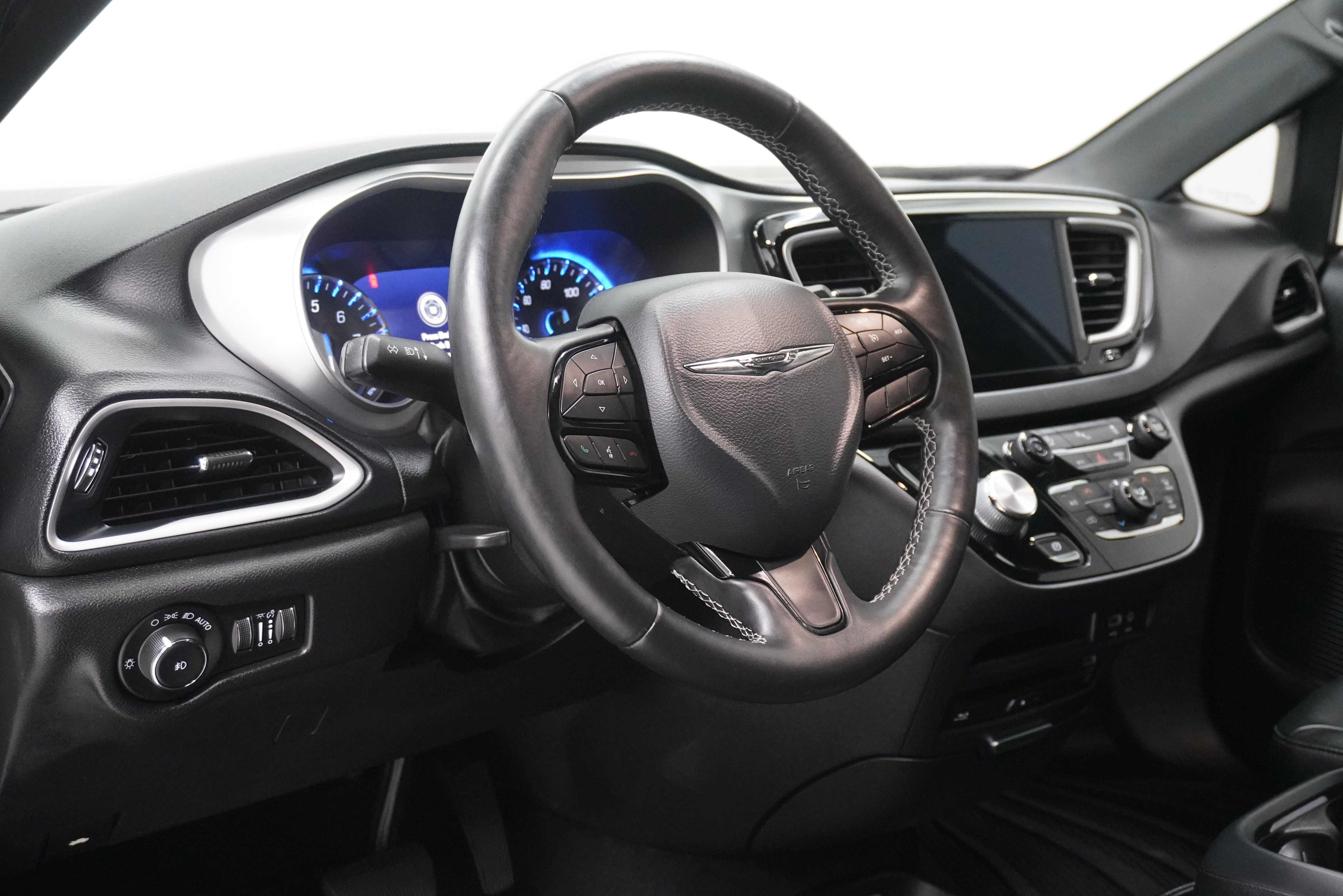 Used 2020 Chrysler Pacifica Touring-L Plus image 9