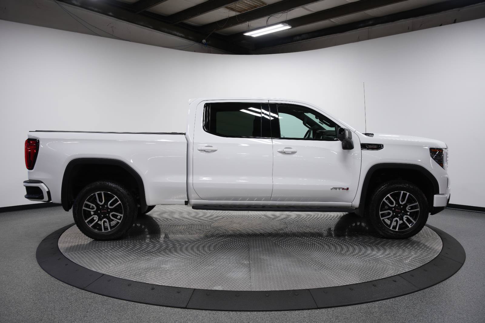 Used 2025 GMC Sierra 1500 AT4 w/ AT4 Premium Package AWD/4WD image 9