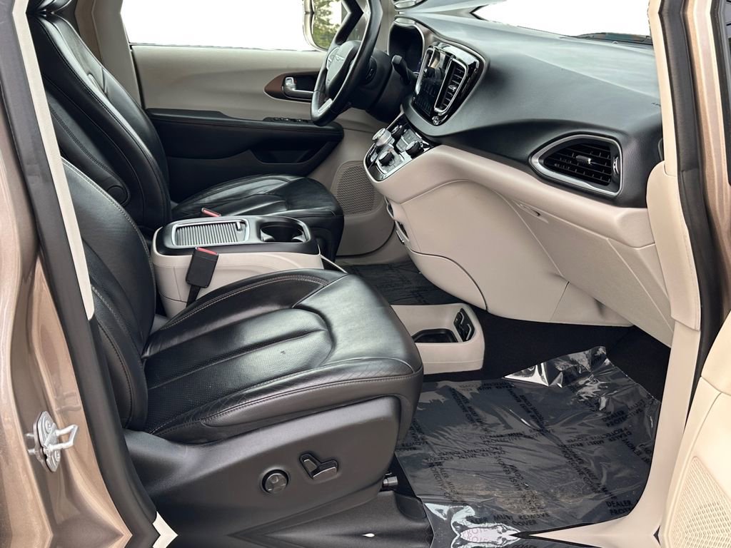 Used 2018 Chrysler Pacifica Touring-L Plus w/ Advanced Safetytec Group FWD image 15