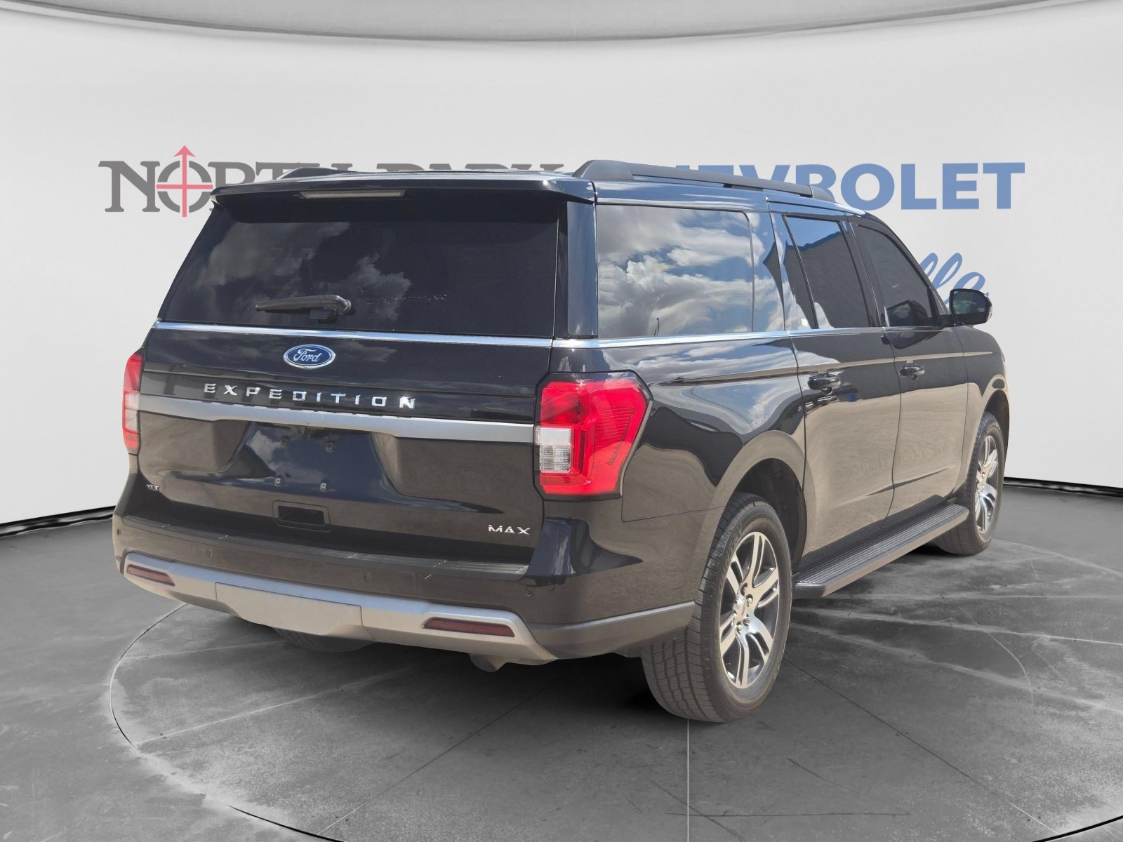 Used 2024 Ford Expedition Max XLT RWD image 3