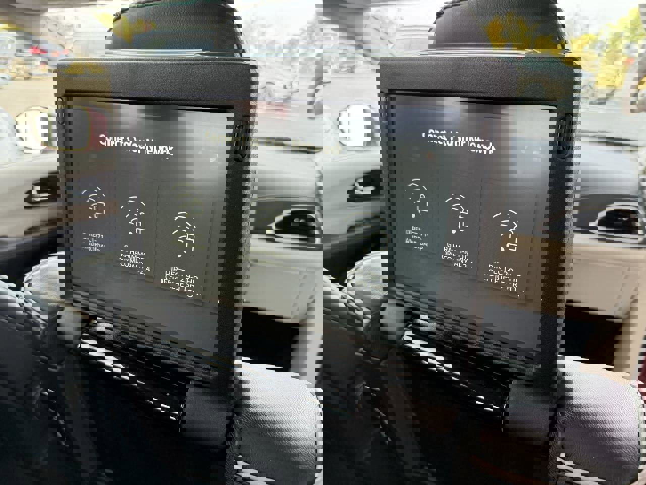 Used 2022 Chrysler Pacifica Limited w/ Uconnect Theater Family Group image 36