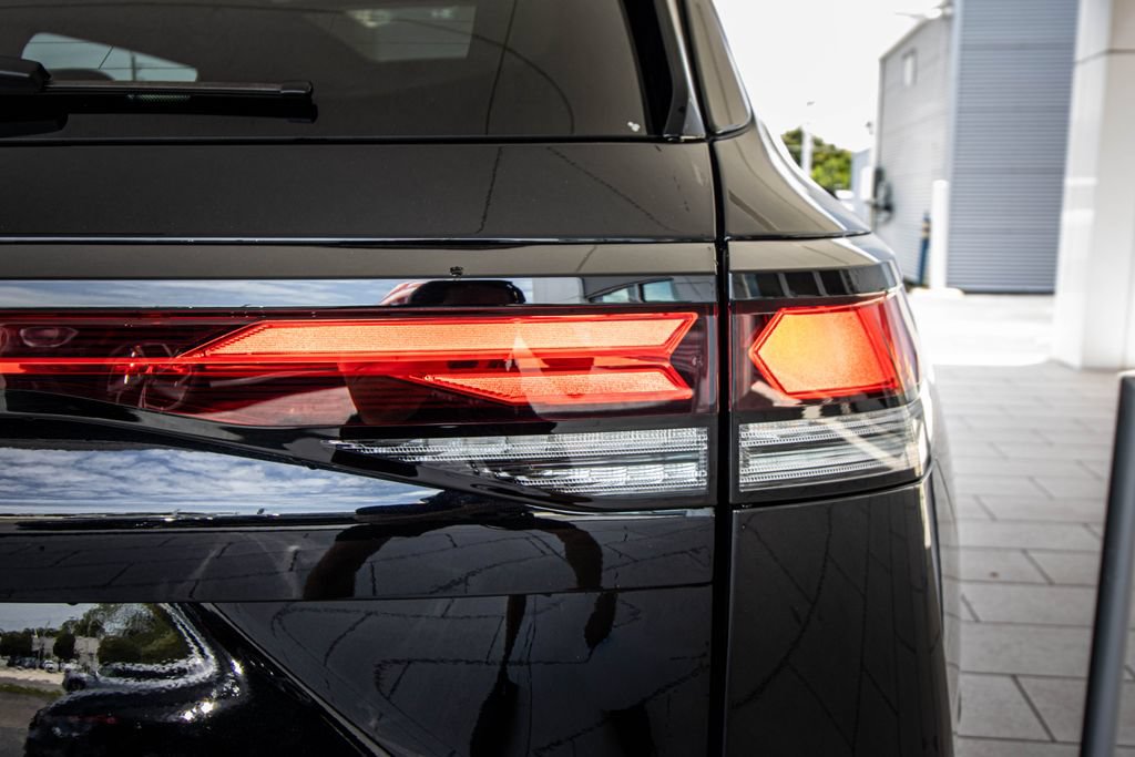 Certified 2025 Volkswagen Tiguan SE R-Line FWD image 15