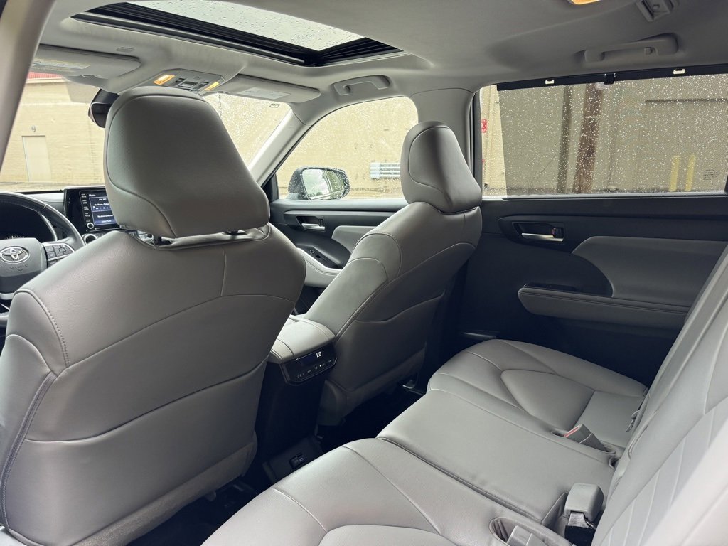 Used 2022 Toyota Highlander XLE image 24