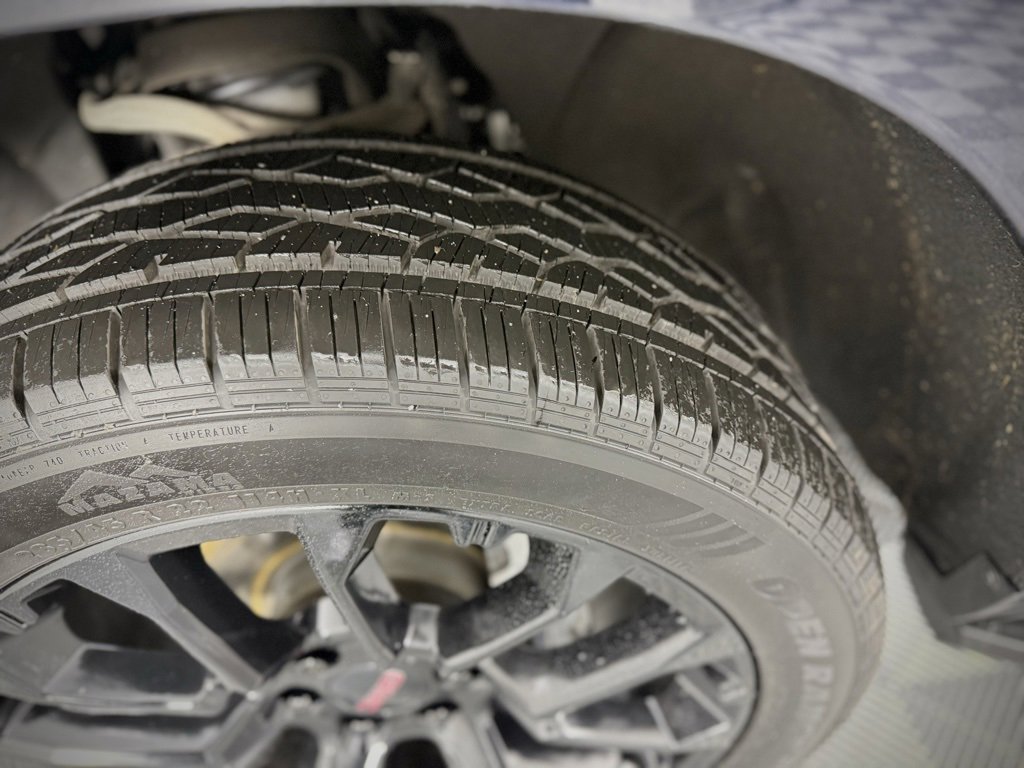 Used 2023 GMC Yukon XL SLT w/ SLT Premium Package image 16