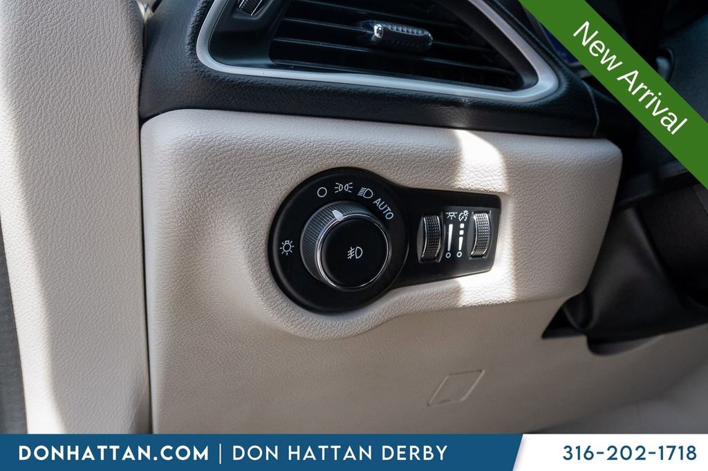 Used 2023 Chrysler Pacifica Touring-L FWD image 15