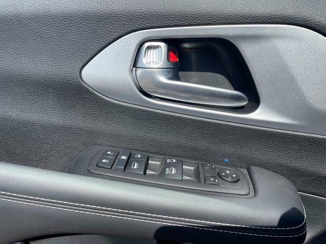 Used 2024 Chrysler Pacifica Touring image 10