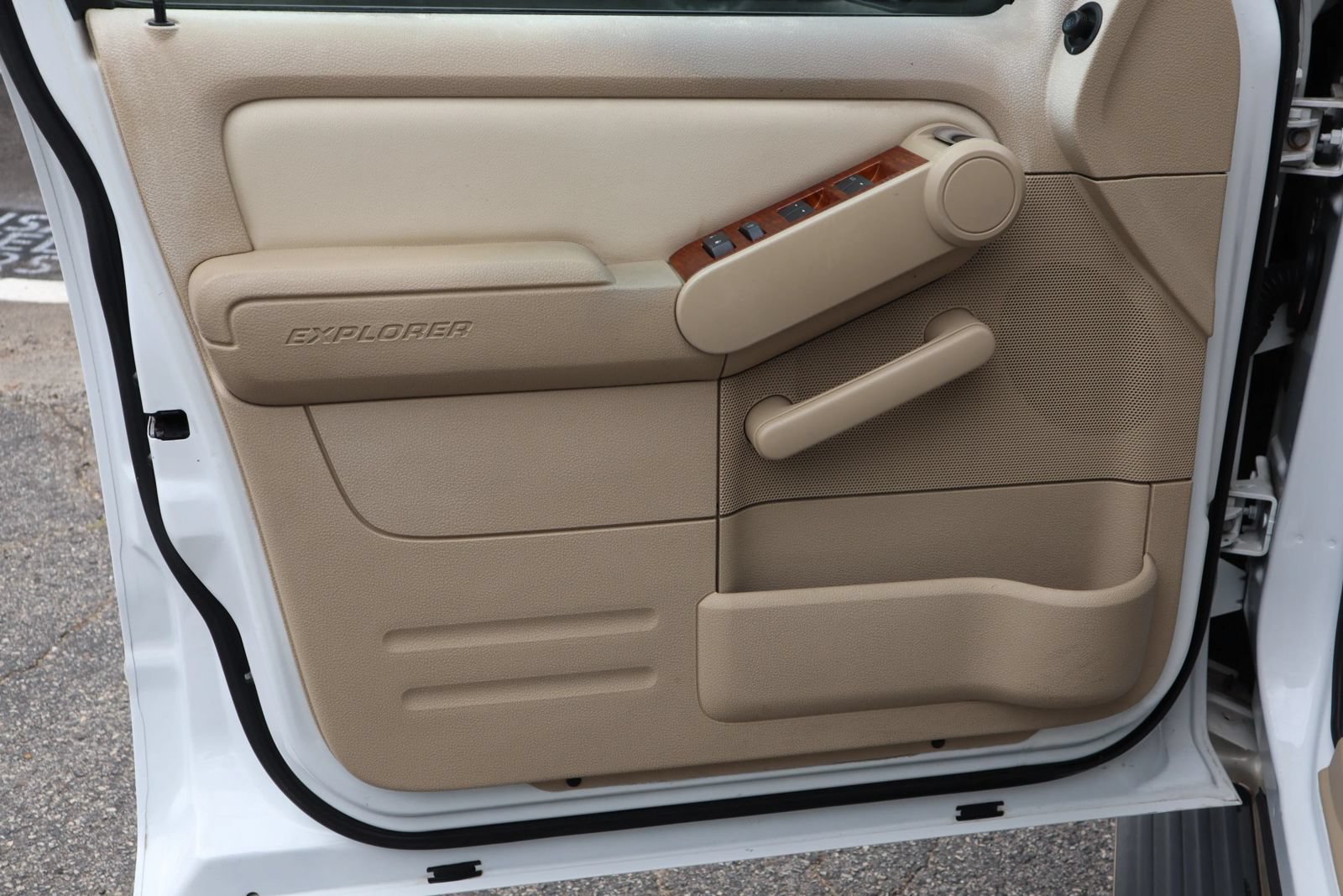 Used 2006 Ford Explorer Eddie Bauer RWD image 8