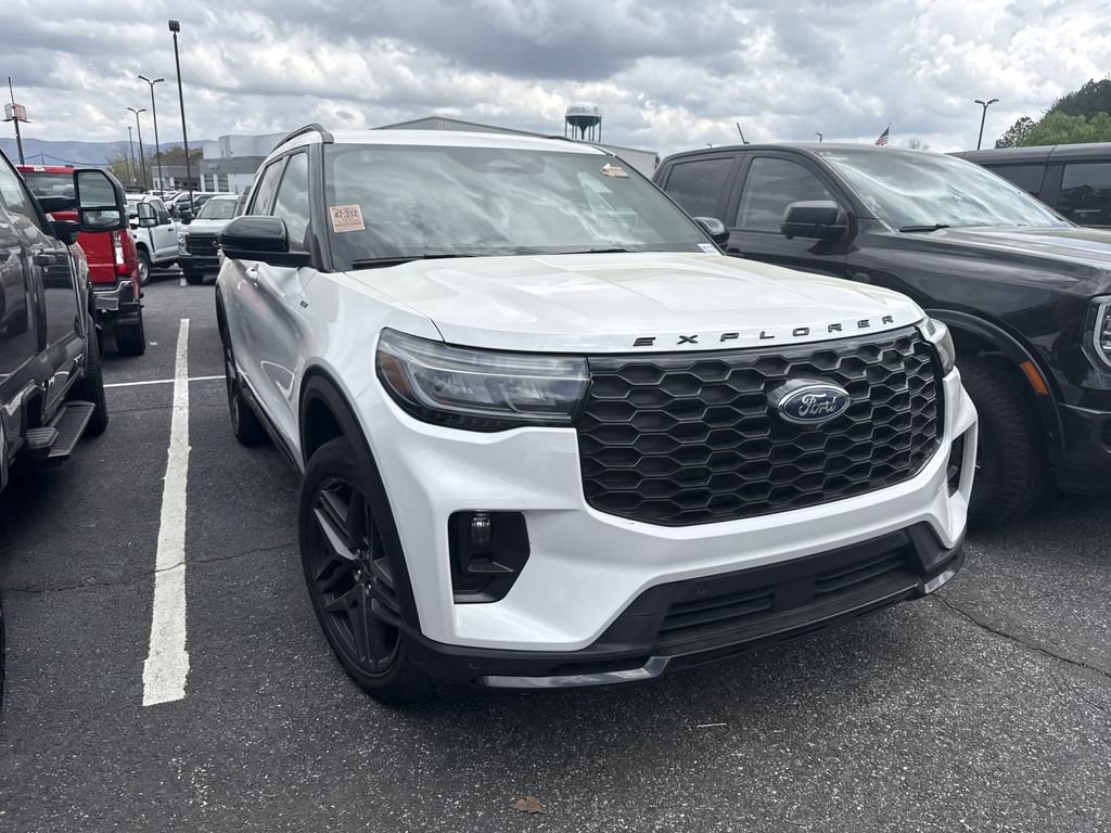 Used 2025 Ford Explorer ST-Line w/ Premium Package image 3