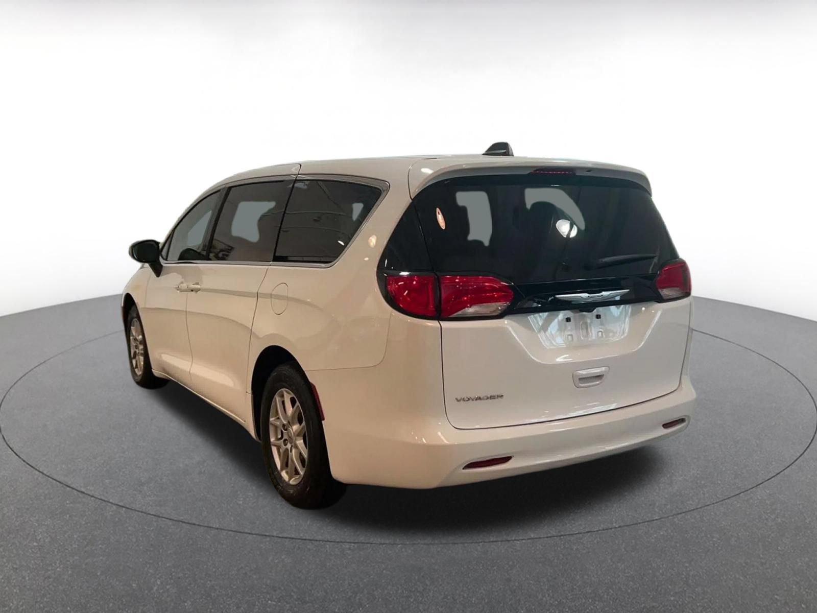 Used 2024 Chrysler Voyager LX FWD image 10