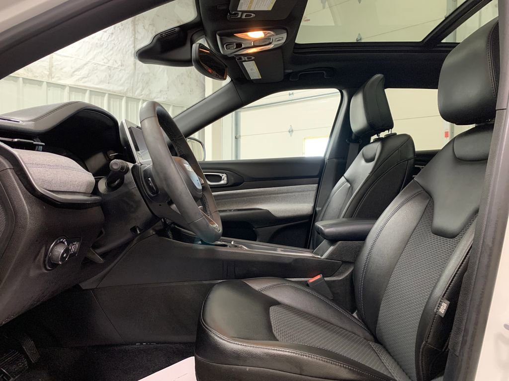 Used 2025 Jeep Compass Latitude w/ Sun & Sound Group image 4