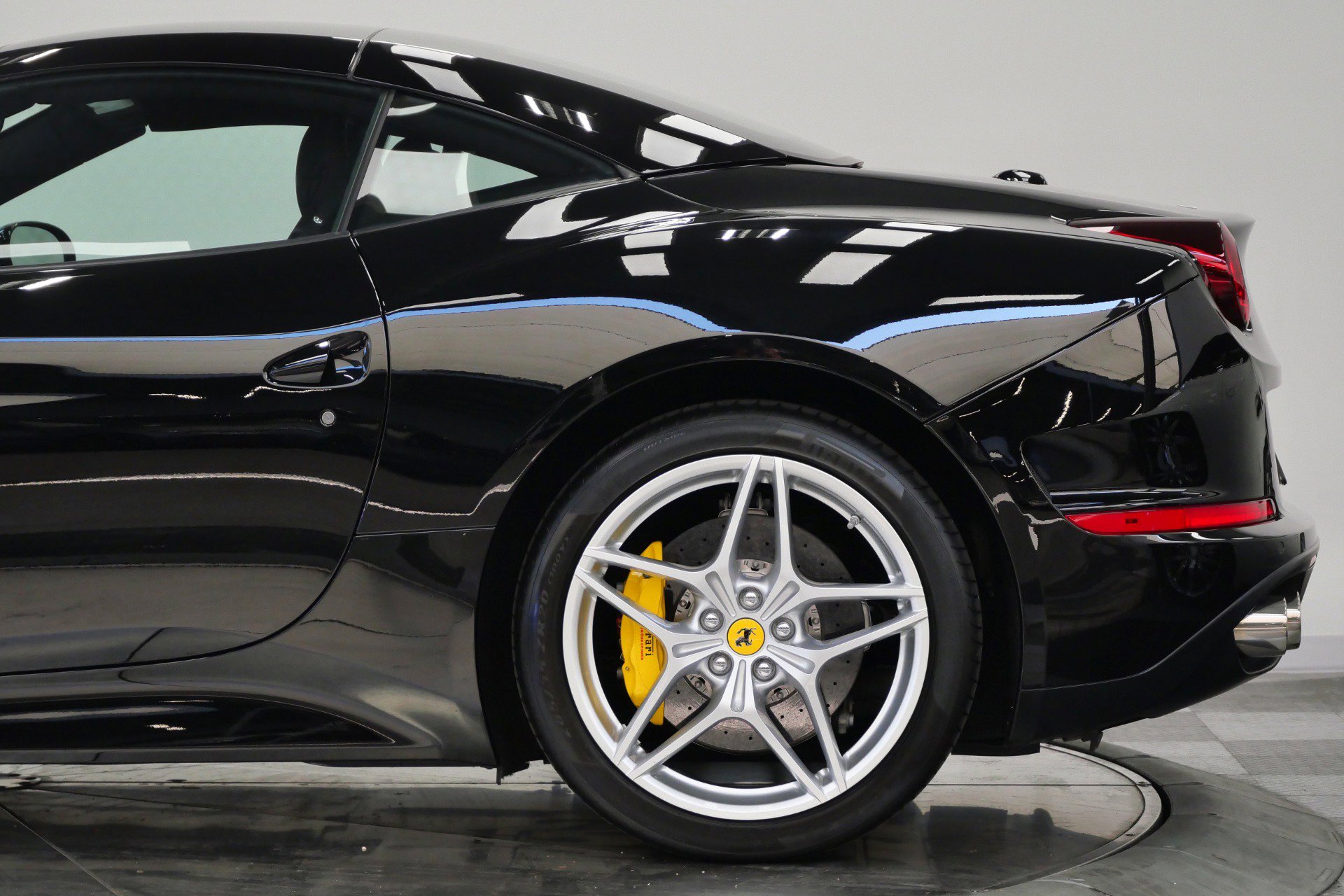 Used 2015 Ferrari California T RWD image 50