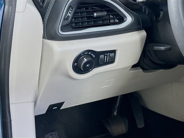 Used 2022 Chrysler Pacifica Touring-L AWD/4WD image 10