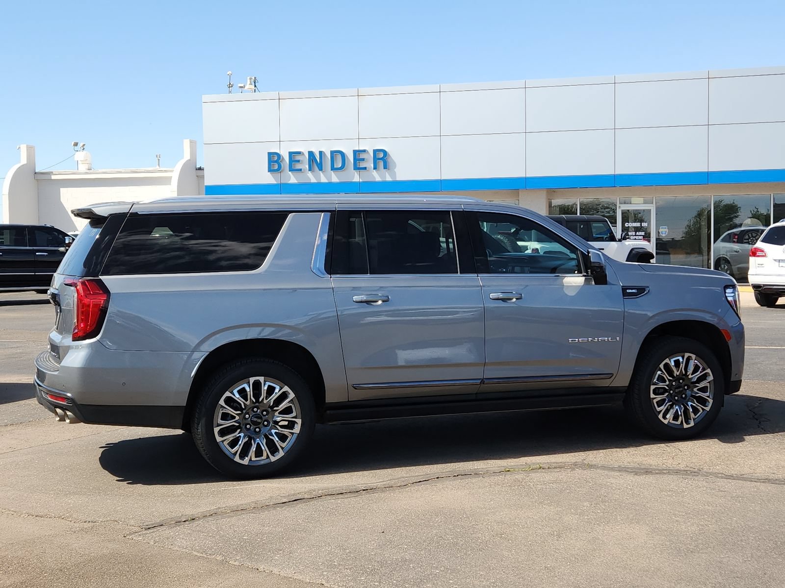 Used 2023 GMC Yukon XL Denali Ultimate w/ LPO, Floor Liner Package AWD/4WD image 5