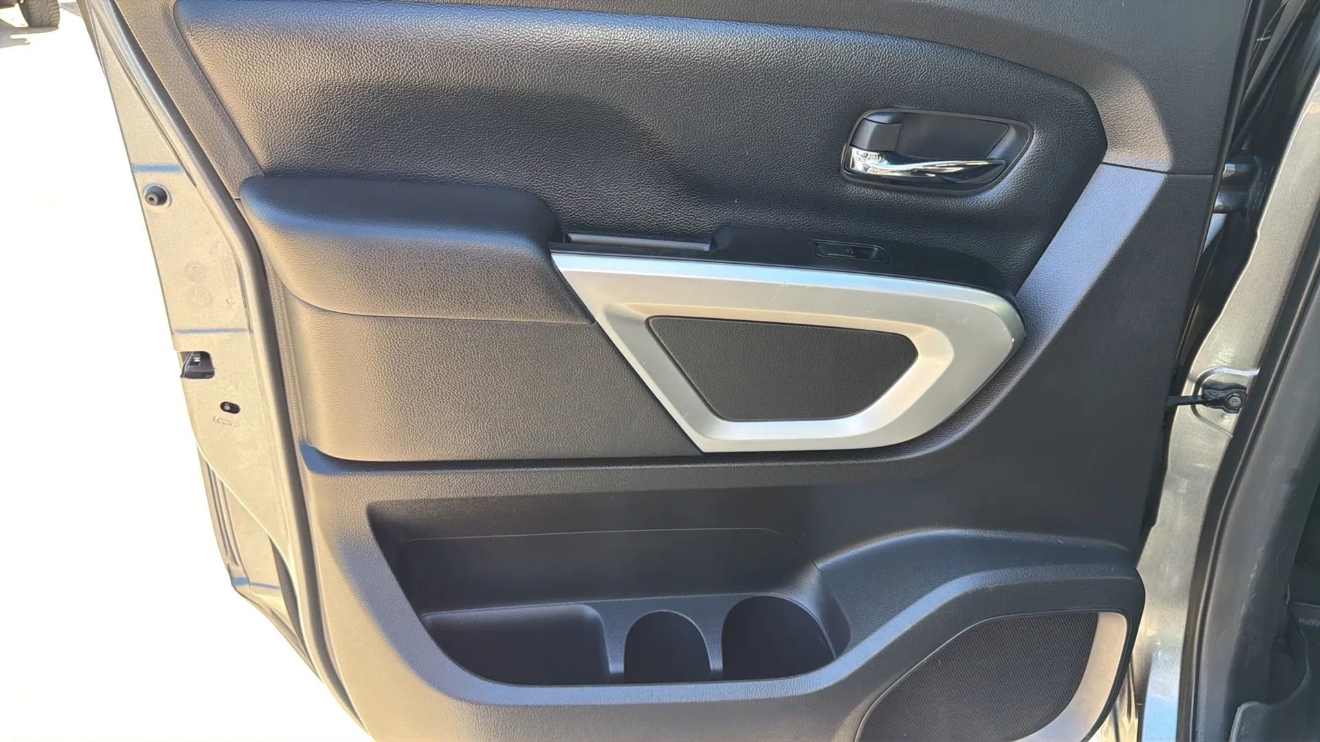 Used 2018 Nissan Titan SV RWD image 15